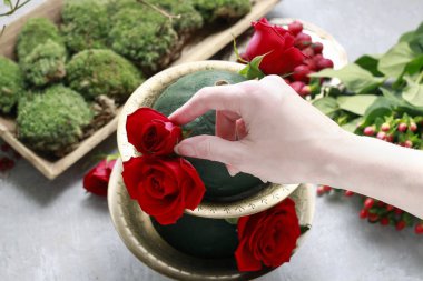 Nasıl etagere çiçekler ve bitkiler ile yapmak. Çiçek dekorasyon w