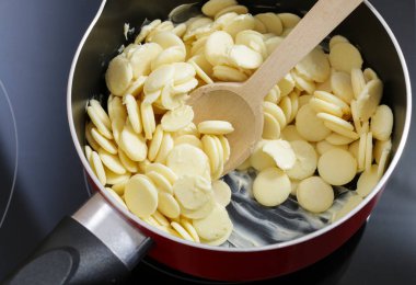 Nasıl pasta yapmak açılır - tencerede beyaz çikolata eritme