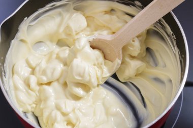 Nasıl pasta yapmak açılır - tencerede beyaz çikolata eritme