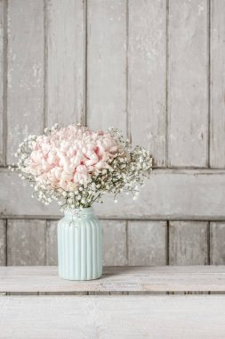 Pembe krizantem çiçeği ile gypsophila paniculata dal.