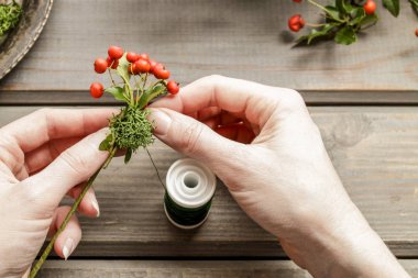 İş yerinde çiçekçi: nasıl bir çelenk kırmızı meyveler (cotoneas ile yapmak