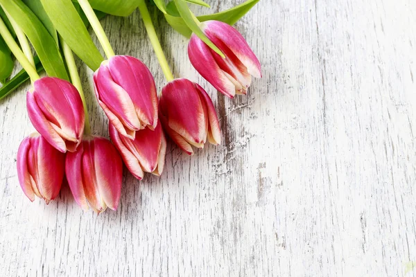Hermosos tulipanes rosados sobre fondo de madera — Foto de Stock