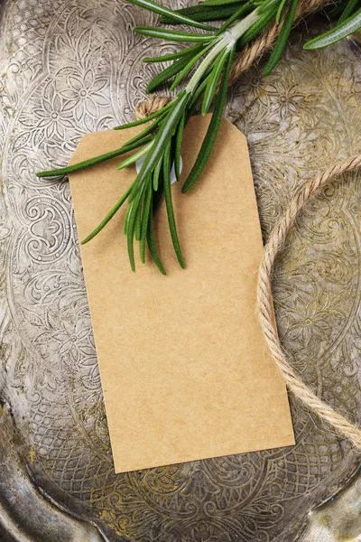 Rosemary (Rosmarinus officinalis) twig and white card lying on o — Stock Photo, Image