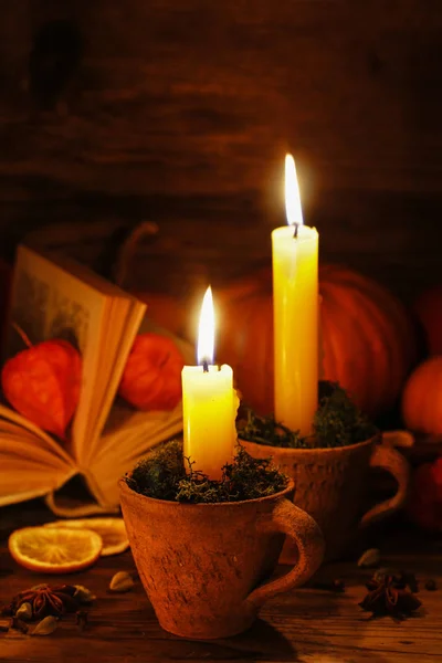 Decoraciones de otoño: candelabro en jarra de cerámica vieja . — Foto de Stock