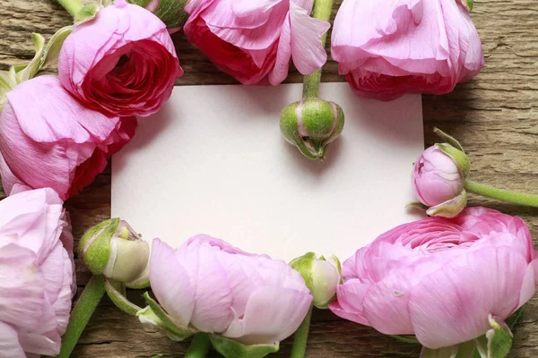 Rosa persische Hahnenfuß-Blüten (Hahnenfuß) und kleine Papierkarte — Stockfoto