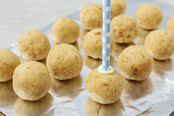 Comment faire des éclats de gâteau appliquer bâton sur la boule de gâteau — Photo