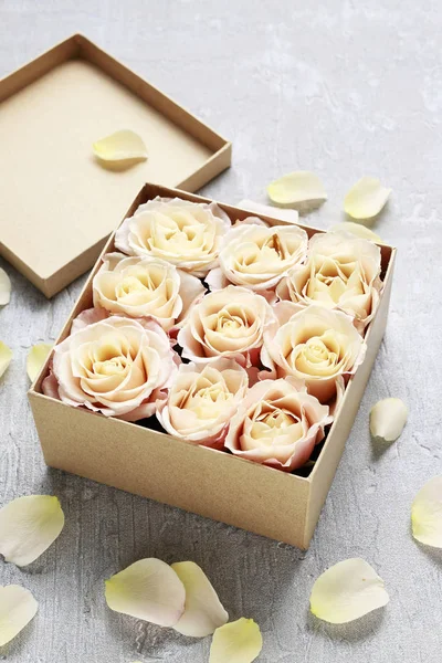 Come fare scatola con fiori, passo dopo passo, tutorial. Proposta o — Foto Stock