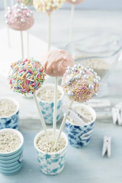 Hoe maak je cake pop houders met gewone ei houders en flora — Stockfoto