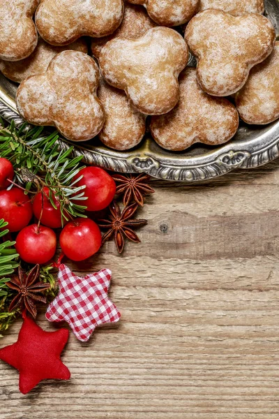 Christmas background with moss, fir, hypericum, gingerbread cook — Stock Photo, Image