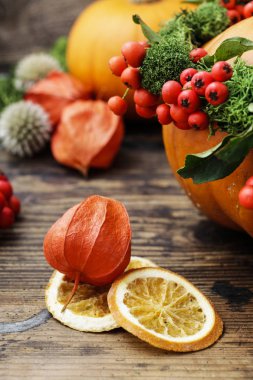 Physalis alkekengi ve ahşap masa üzerinde kurutulmuş portakal. 