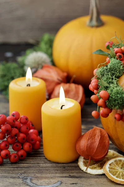 Duas velas laranja entre outras decorações de outono . — Fotografia de Stock