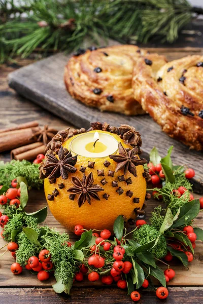 Pomander ball and swedish buns in the background. — Stock Photo, Image