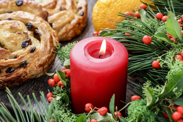 Rote Weihnachtskerze dekoriert — Stockfoto