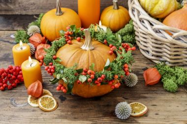 Çelenk kırmızı meyveler (dağ muşmulası hori ile süslenmiş kabak