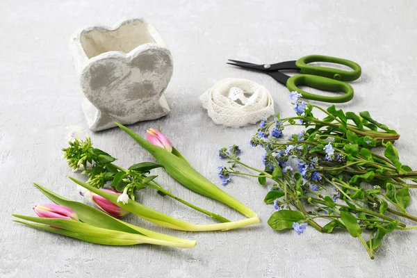 Hoe maak je bloemen regeling binnen stenen hart vaas. — Stockfoto
