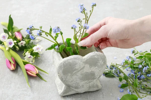 Cómo hacer arreglos florales dentro de un jarrón de piedra . —  Fotos de Stock
