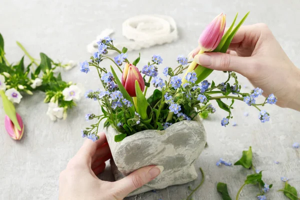 石のハートの花瓶の中、フラワーアレンジメントの作り方. — ストック写真