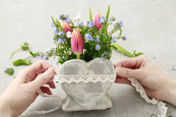 How to make floral arrangement inside stone heart vase. — Stock Photo, Image