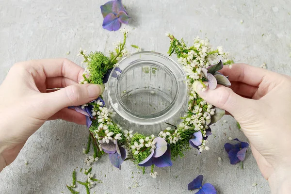 Cómo hacer una corona con ramitas de brezo y hortensia (hortensia ) — Foto de Stock