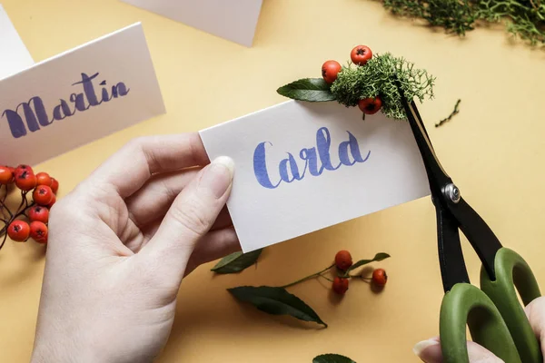 Come fare le schede di nome di luogo di nozze con lettere scritte a mano un — Foto Stock