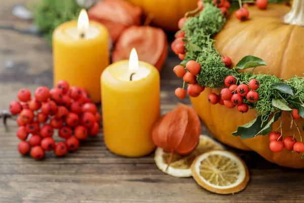 Pumpkin decorated with wreath with red berries (cotoneaster hori — Stock Photo, Image