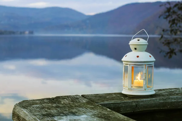 Белый фонарь на деревянном пирсе . — стоковое фото
