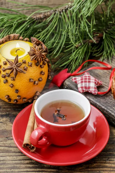 Kerst thee met kruidnagel. Oranje pomander bal in de pagina — Stockfoto