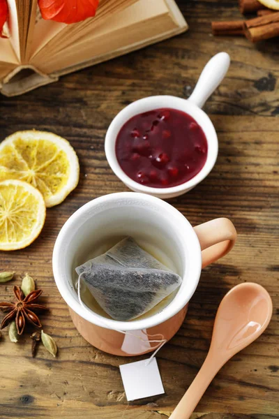 Té de jazmín en jarra de cerámica de pie sobre mesa de madera . — Foto de Stock