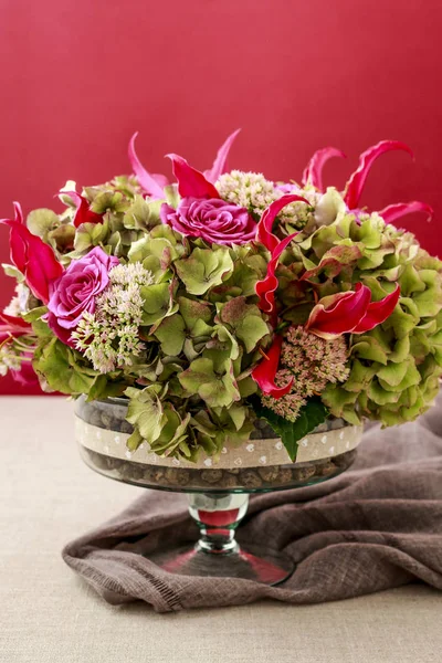 Квіткова композиція з гламурною супербою, трояндою, гортензією і насінням — стокове фото