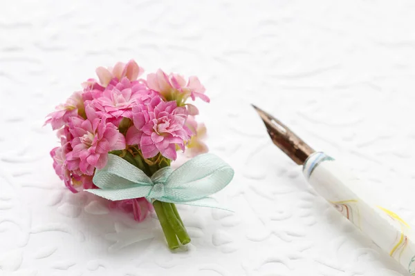Schöne winzige Bouquet von rosa Kalanchoe Blüten feldiana Blüten ein — Stockfoto
