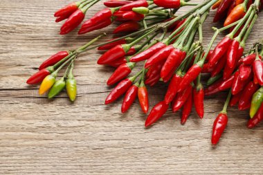 Eski ahşap masada kırmızı kırmızı kırmızı biber