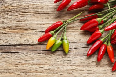 Eski ahşap masada kırmızı kırmızı kırmızı biber