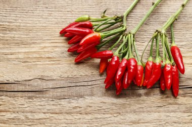 Eski ahşap masada kırmızı kırmızı kırmızı biber