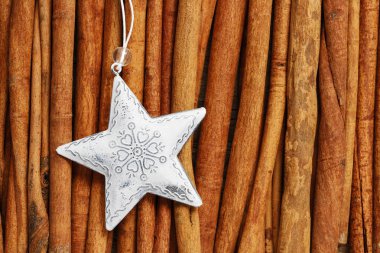 Tarçın zemin üzerine yıldız