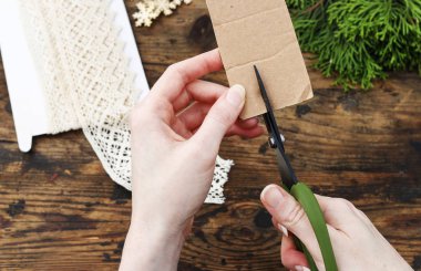 Dekoratif Noel için jar nasıl Mazı dal ile mumlar olun