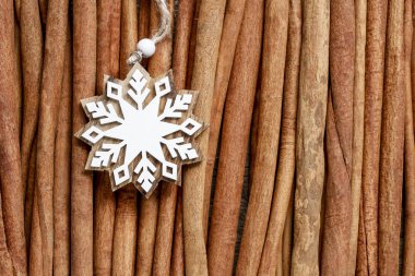 Tarçın zemin üzerine yıldız