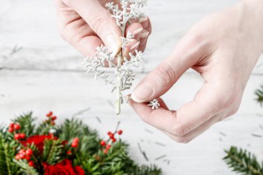 Nasıl Noel tablo centerpiece köknar, gül, topları yapmak bir