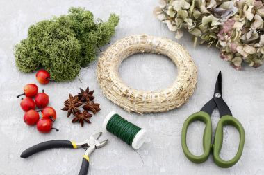 Nasıl Noel kapı çelenk moss ve kuru HORTENSIA fl ile yapmak