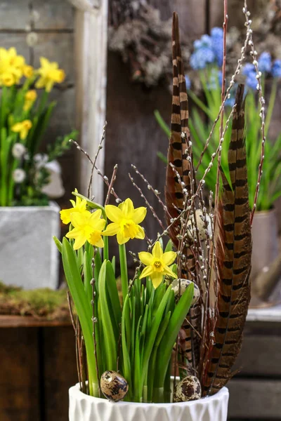 Houten doos met lente bloemen. — Stockfoto