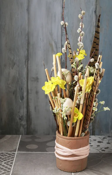 Arrangement floral avec jonquilles artificielles et bâtons de bambou . — Photo