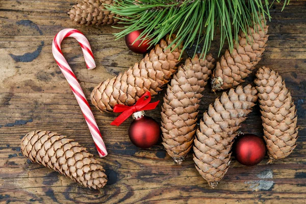 Cones and fir branches on wooden background. — Stock Photo, Image