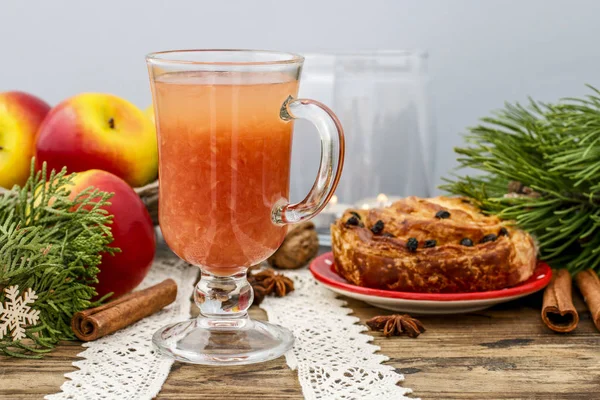 Juice från färskpressad frukt i högt glas. — Stockfoto