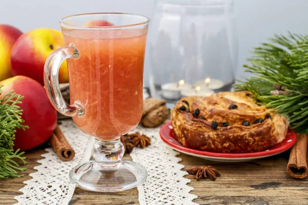 Jus de fruits fraîchement pressés en grand verre . — Photo