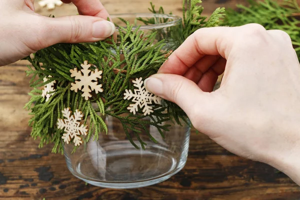 如何使装饰圣诞罐与崖柏树枝的蜡烛 — 图库照片