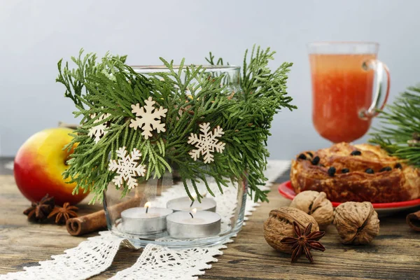 Декоративна різдвяна баночка для свічок з туйськими гілками вінок і — стокове фото