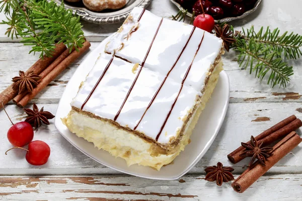 Tarte à la crème composée de deux couches de pâte feuilletée, remplie de fouettée — Photo