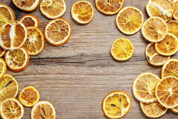 Suszone pomarańcze na podłoże drewniane — Zdjęcie stockowe