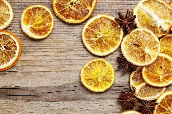 Sušené pomeranče na dřevěné pozadí — Stock fotografie