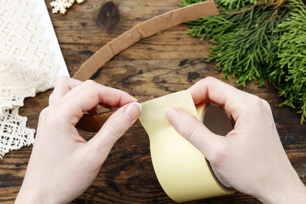 Cómo hacer tarro de Navidad decorativo para velas con ramita de thuja. —  Fotos de Stock