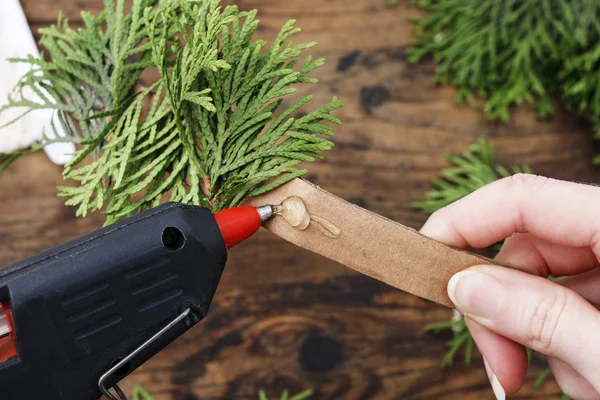 Hur man gör dekorativa jul burk för ljus med thuja kvist — Stockfoto